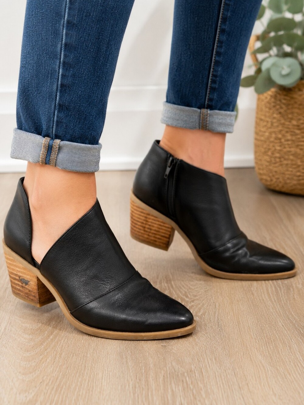 Dolce Vita Black Cutout Ankle Booties Women's Size 8 Block Heel Side Zip